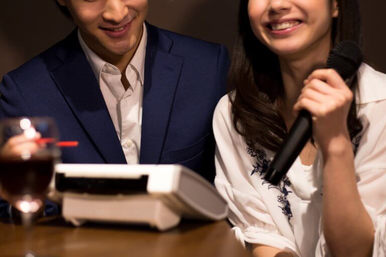 カラオケで意中の男性を落とす！モテ女子鉄板の選曲とモテ仕草とは？ GLITTER～働く女性たちのライフプラン